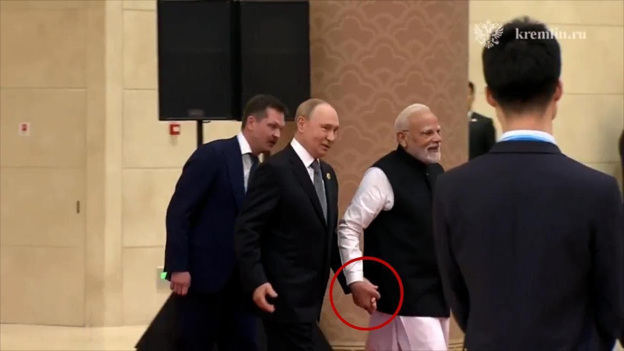 Cina, Putin e Modi al vertice Sco 2025: i due leader camminano insieme mano nella mano