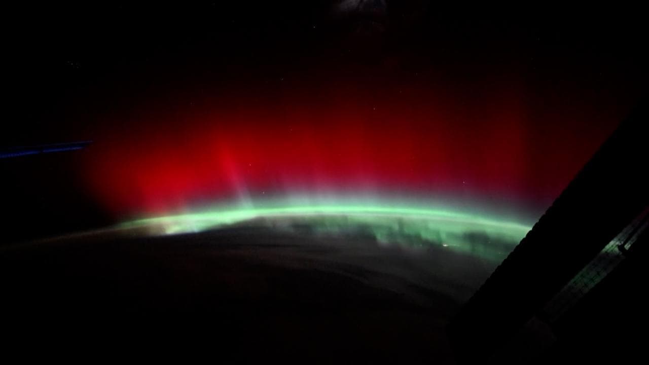 Aurora rossa nello spazio: l'astronauta Pettit immortala l'evento raro dalla ISS