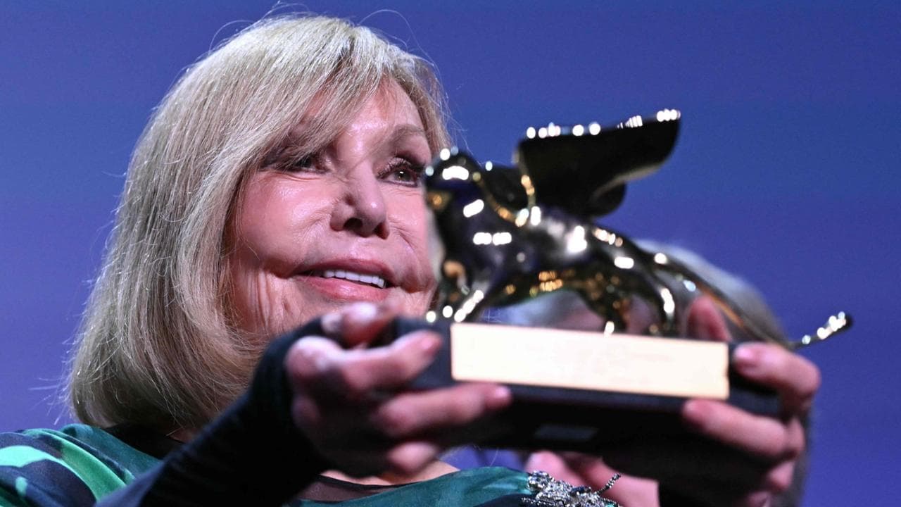 Kim Novak, otto minuti di applausi a Venezia: Leone d’oro alla carriera a 92 anni