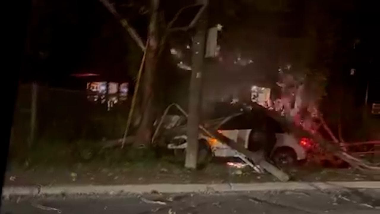 Usa, giocatore di football e suo padre salvano un uomo dall'auto in fiamme dopo un incidente