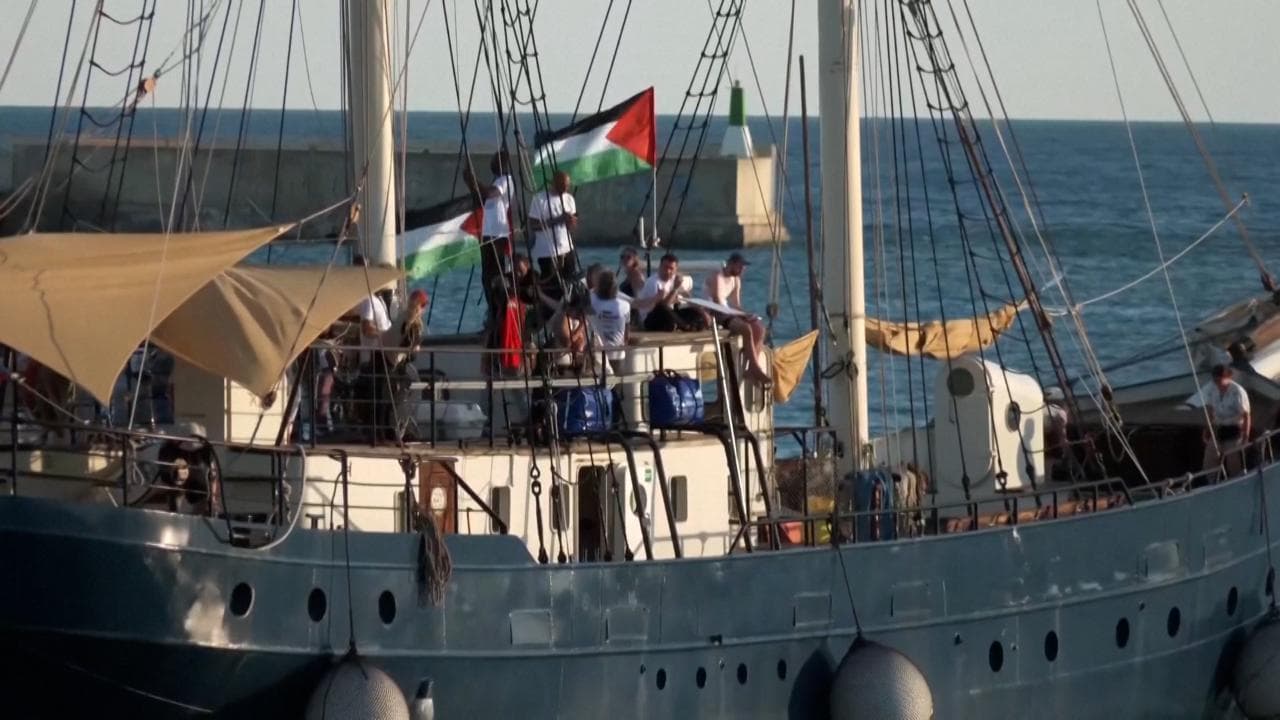 Barcellona, la flottiglia per Gaza parte dopo la tempesta: a bordo Greta Thunberg
