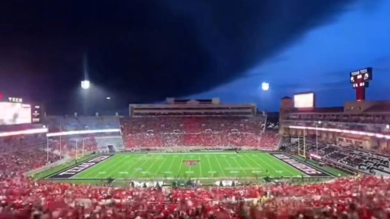 Texas, enorme supercella interrompe la gara di football: l'arrivo della tempesta in timelapse