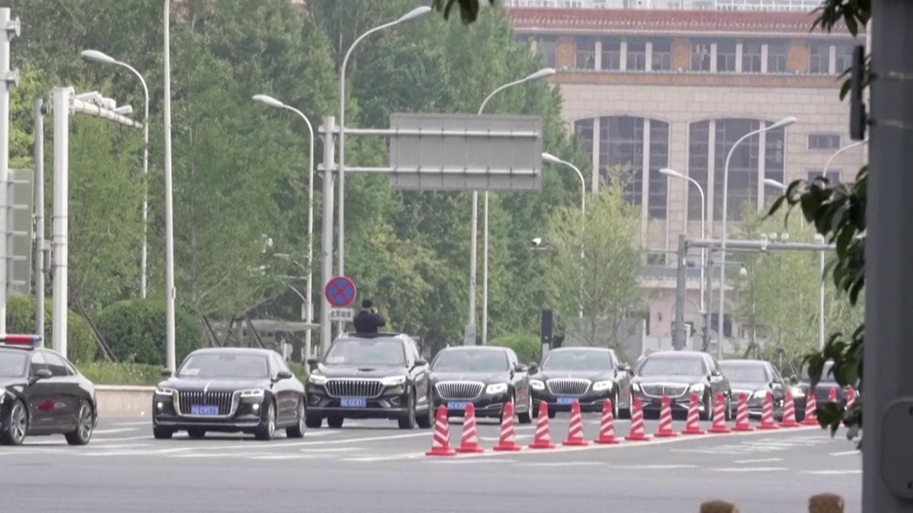 Pechino: il corteo infinito di auto blindate all'arrivo del leader nordcoreano Kim Jong-un
