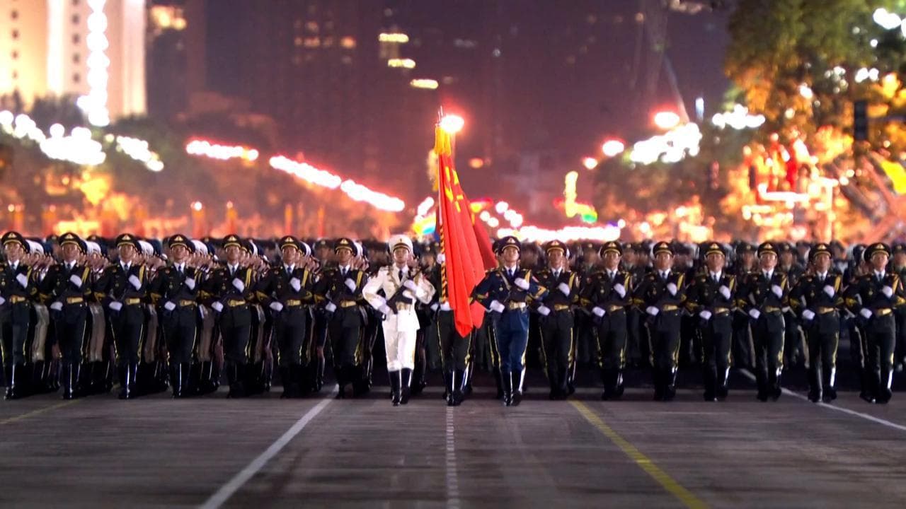 Le prove in notturna per la Parata della Vittoria in Cina