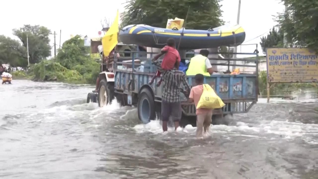 India, 29 morti per il monsone: il fiume si mangia case e campi in uno scenario da incubo