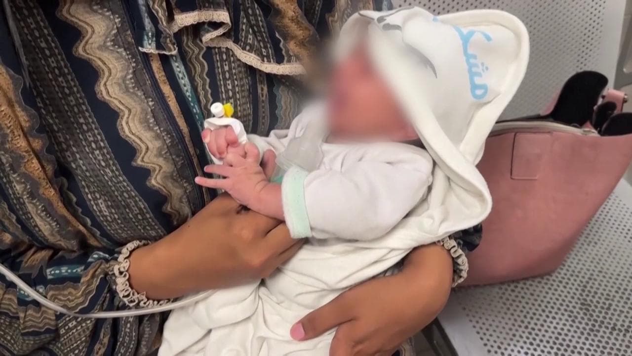 Gaza, al Nasser Hospital con le mamme: "Dio non vuole che bimbi di un anno pesino 6 chili e non 15"
