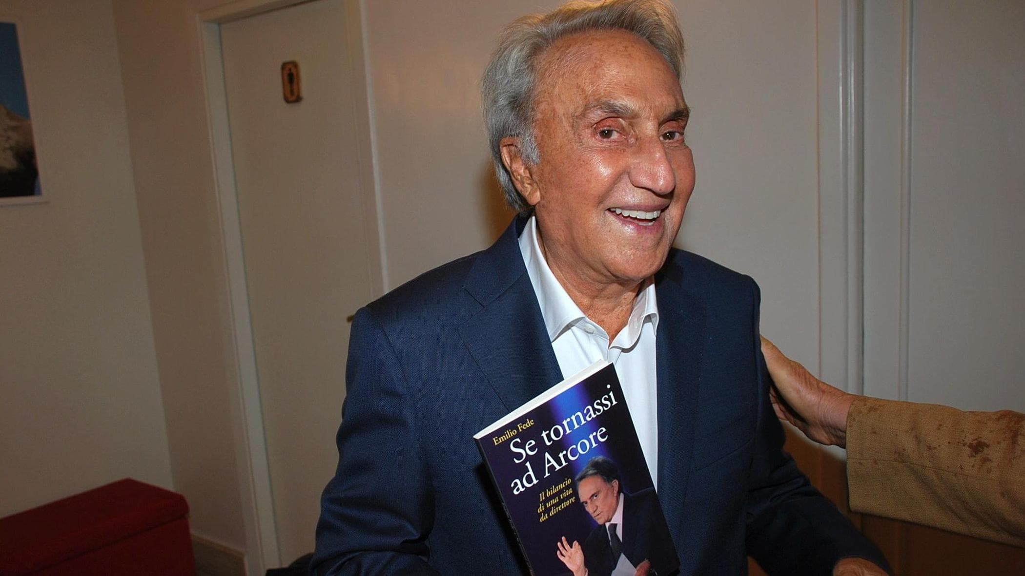 Emilio Fede è morto il noto giornalista. Aveva 94 anni - la Repubblica