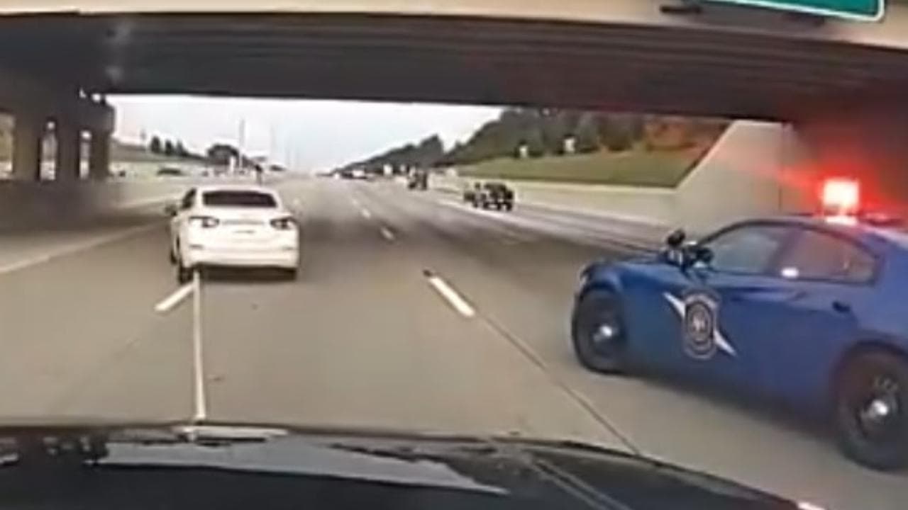 Usa, un super-gancio cattura in corsa le auto sospette: lo spettacolare inseguimento della polizia