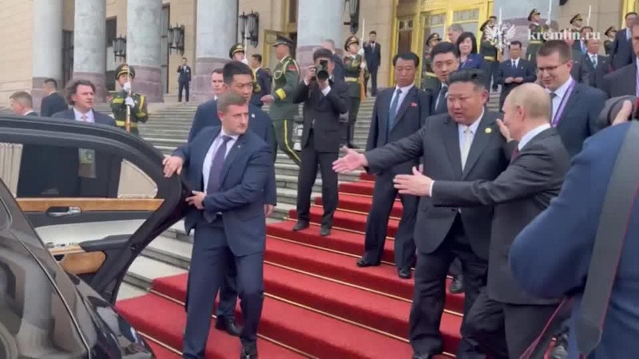 "Prima lei, no prima lei": Putin e Kim Jong-un si inchinano davanti all'auto