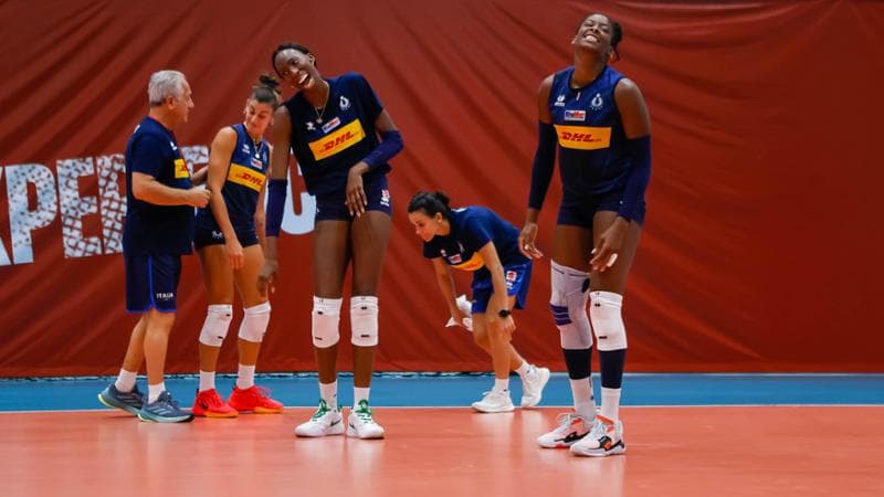 Julio Velasco in allenamento con le azzurre prima del match con la Polonia (foto Fipav)