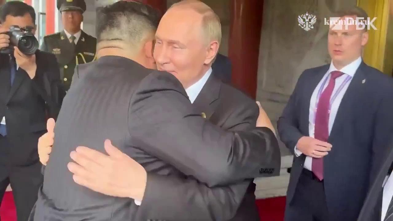 Cina, Kim Jong-un incontra Putin a Pechino: l'abbraccio tra i due leader