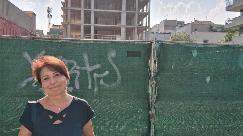 Maristella davanti al cantiere di via Valtellina: in pensione, aspetta un trilocale. (Marco Bracconi)