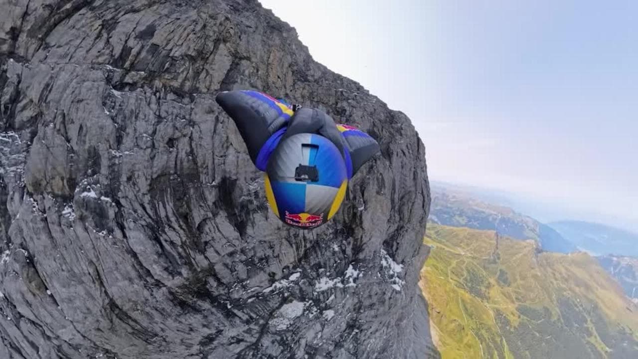 Svizzera, vola a 347 km/h in tuta alare seguito da un drone: il record di Peter Salzmann
