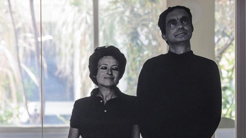 Italo Calvino (1923-1985) con la moglie Chichita (vero nome Ester Judith Singer, 1925-2018) fotografati da Carla Cerati nella casa di vacanza a Cinquale, in Versilia, nel 1969. (courtesy Elena Cerati)