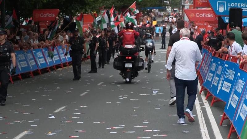Vuelta, manifestazioni pro Palestina: tappa annullata. La Israel: “Noi continuiamo”