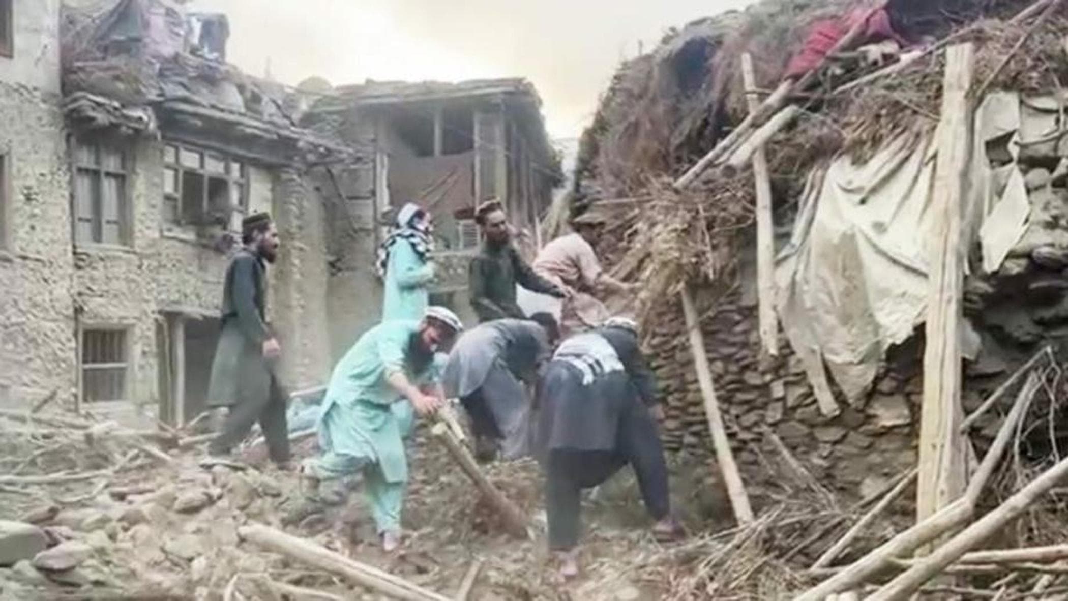 Afganistan'da deprem, kurtarıcılar: “Corsa acil yardım getirmek için zamana karşı”