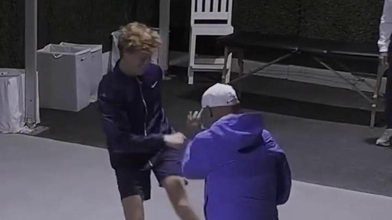 Sinner scherza con il suo team prima del match con Musetti: Jannik ruba le scarpe al suo osteopata