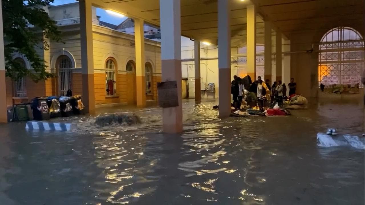 Nubifragio a Trieste,120 richiedenti asilo lasciati in strada anche sotto la pioggia battente