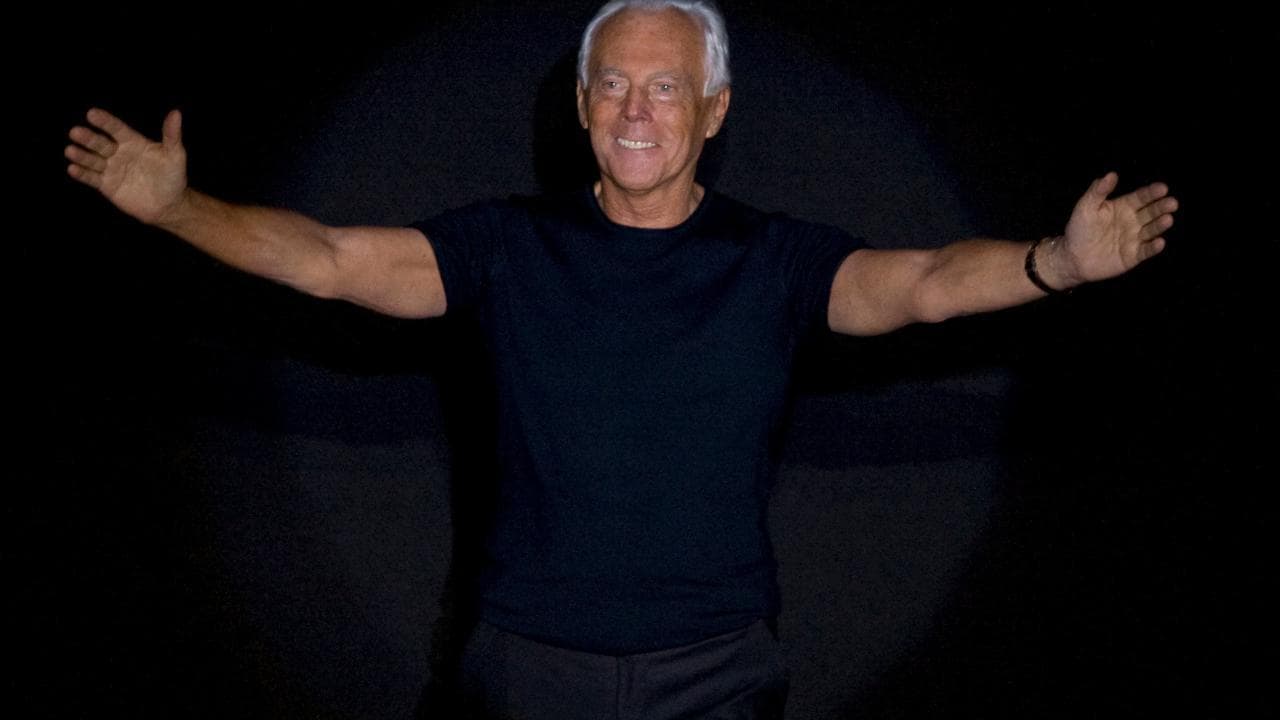 Da commesso alla Rinascente al blu Armani, la rivoluzione dello stile di Re Giorgio: la videoscheda