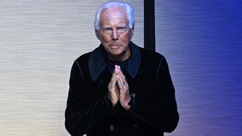 “Icona della moda” e “leggendario”: i titoli dei giornali internazionali sulla morte di Armani
