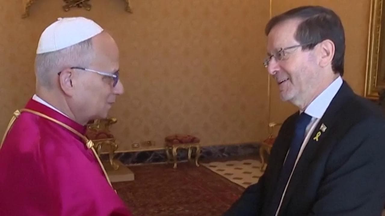 Il Papa riceve Herzog in Vaticano: "Riprendere i negoziati per pace e liberazione degli ostaggi"