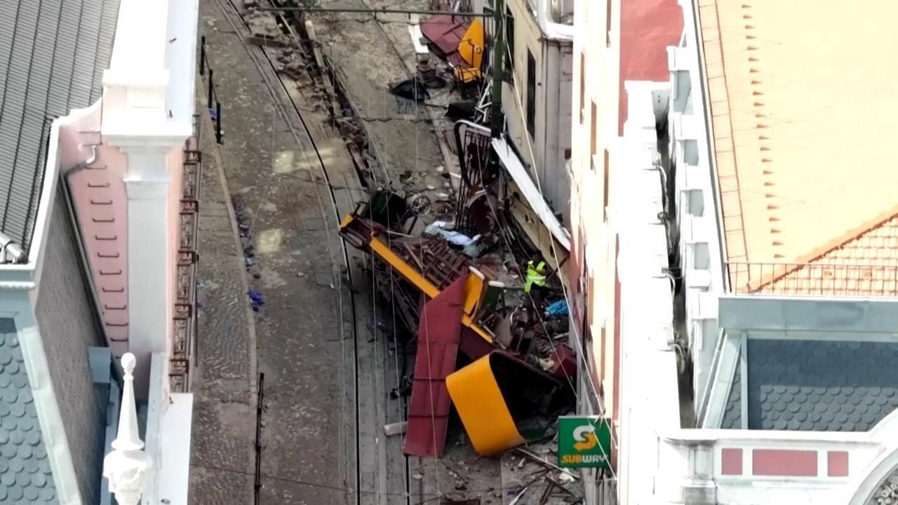 Lisbona, la veduta aerea dalla funicolare deragliata: la cabina è accartocciata