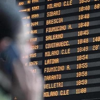 Sciopero treni, oggi stop fino alle 18: le fasce garantite e come chiedere i rimborsi