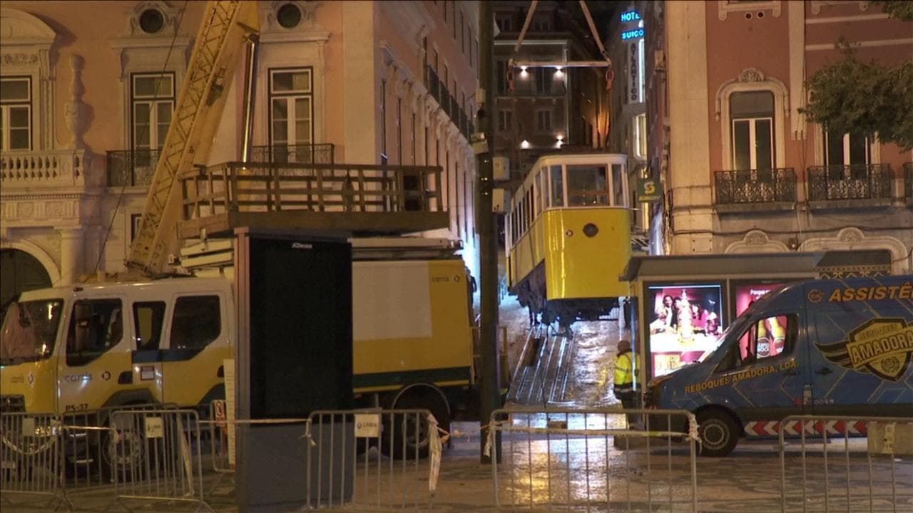 Lisbona, la funicolare distrutta viene rimossa dalla strada e portata via