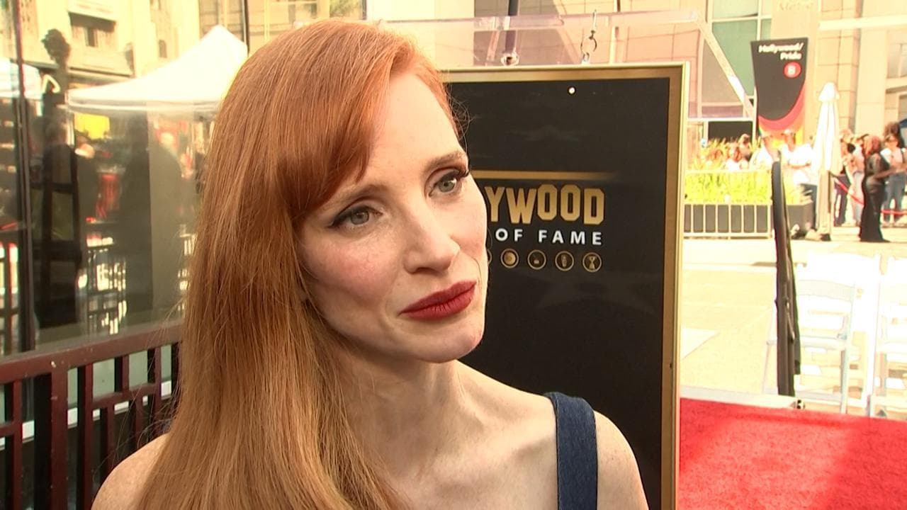 Jessica Chastain stella sulla Walk of Fame ricorda Armani: "Un grande artista, affettuoso e ironico"