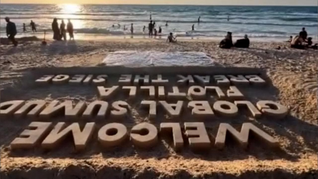 "Welcome Global Sumud Flotilla": sulla spiaggia di Gaza la scultura di sabbia aspetta gli aiuti