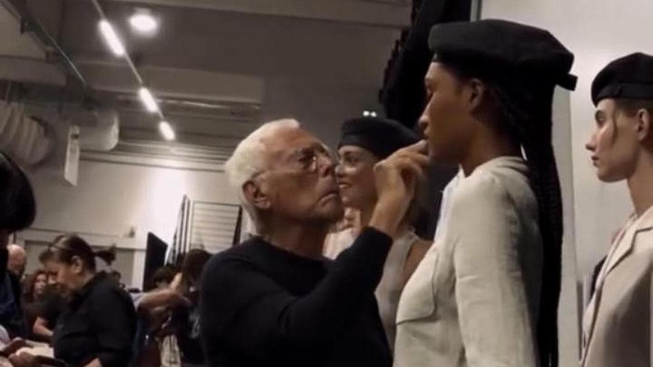 Armani segreto: quando il grande stilista nel backstage ritoccava il trucco delle modelle