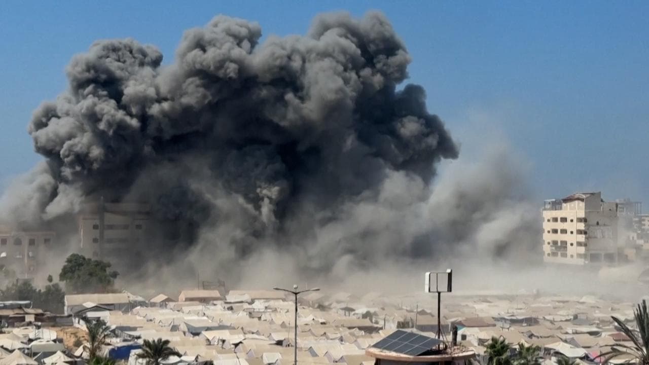 Gaza City, la bomba colpisce il palazzo che si sbriciola. L'Idf: "Ospitava terroristi di Hamas"