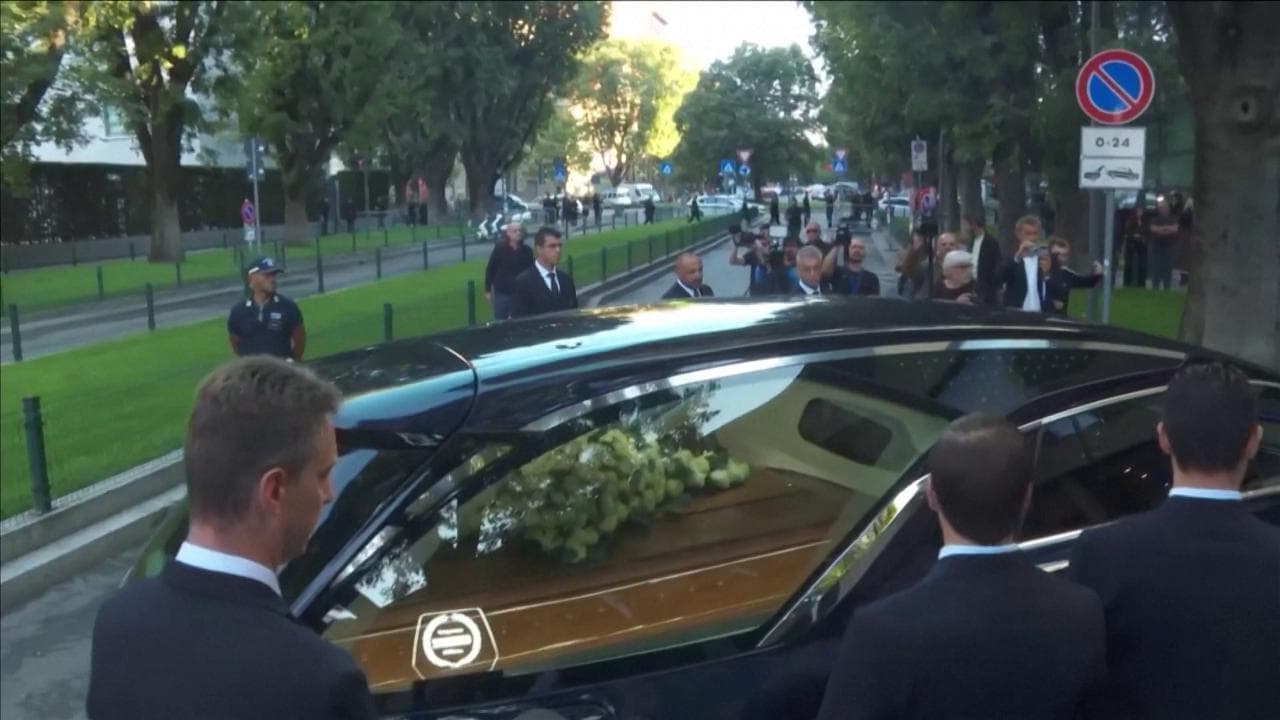 Addio Giorgio Armani, l'arrivo del feretro alla camera ardente
