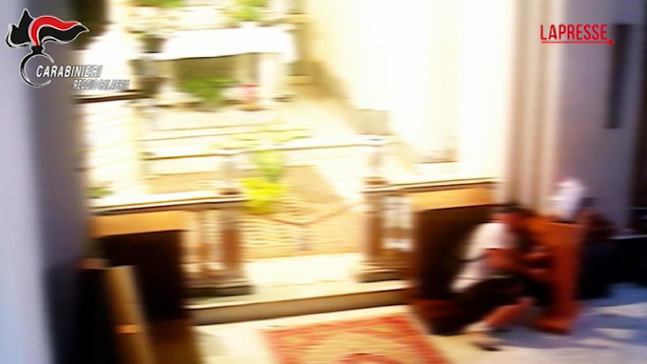 Gioia Tauro, un uomo ruba le offerte in chiesa: le immagini delle telecamere di sorveglianza
