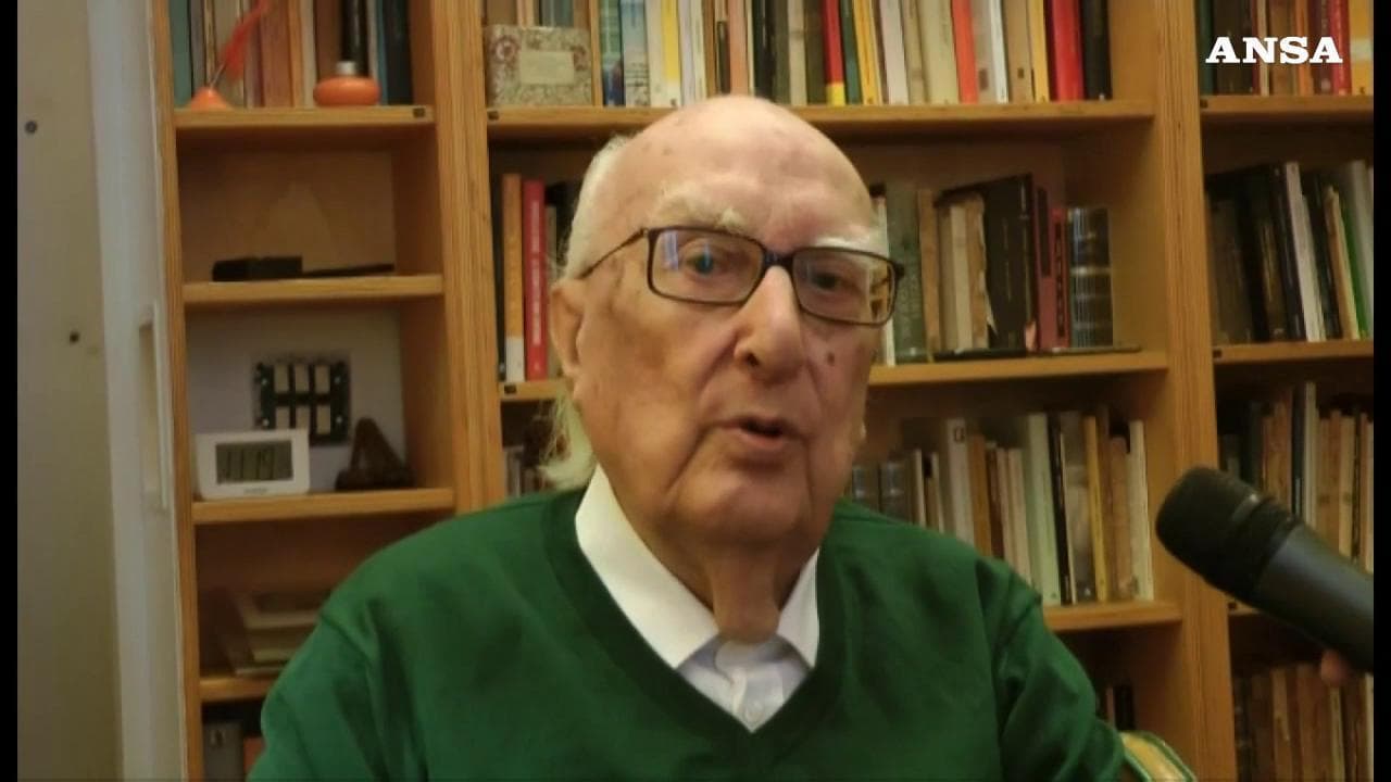 Camilleri, cento anni oggi: le sue parole su vecchiaia e morte: "Ne hanno più paura i giovani"