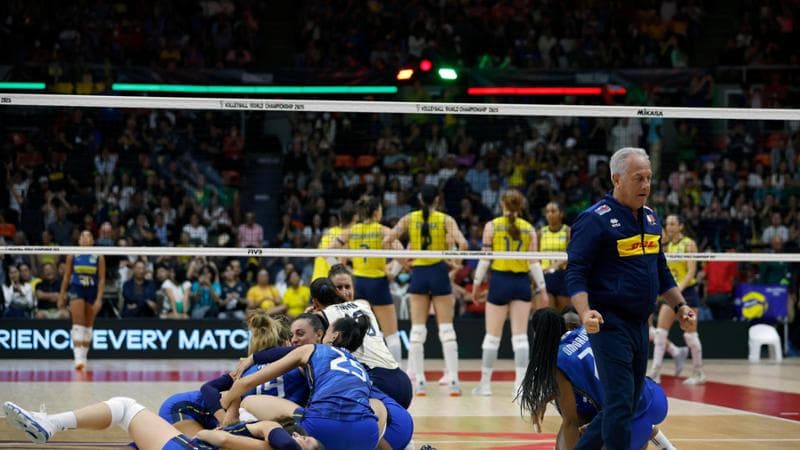 L’esultanza di Velasco davanti alle brasiliane dopo il punto decisivo: “Come la semifinale del 1990”