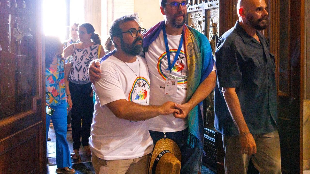 Giubileo, fedeli lgbtq+ attraversano la Porta Santa: "Giornata storica, speriamo nell'amore di Papa Leone"