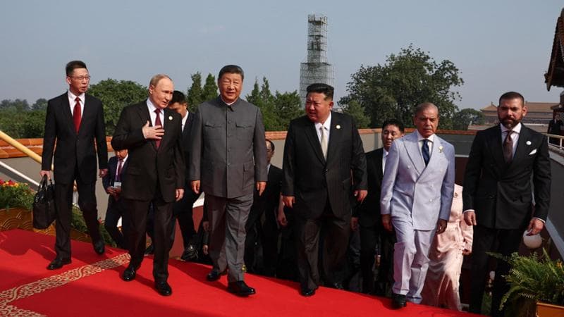 Vladimir Putin, Xi Jinping, Kim Jong Un e altri leader alla parata di Pechino
