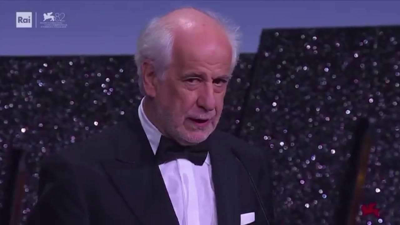 Servillo premiato a Venezia come miglior attore: "Ammiro chi si è messo in mare per la Palestina"