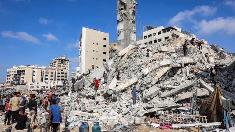 A Gaza distrutta un’altra torre, i bambini uccisi sono 20mila. Israele in piazza per gli ostaggi