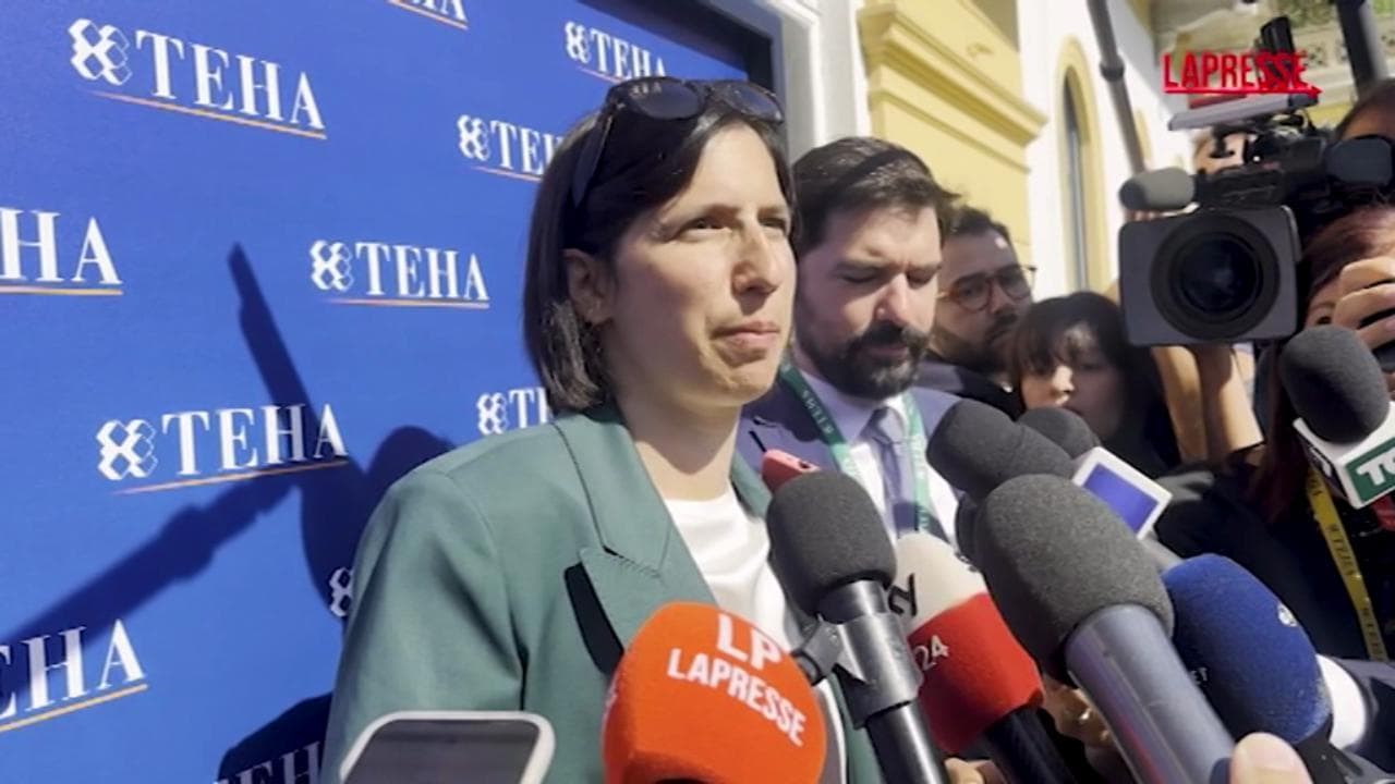 Auto, Elly Schlein propone un piano Ue per il settore: "Eurobond per rigenerare il parco vetture"
