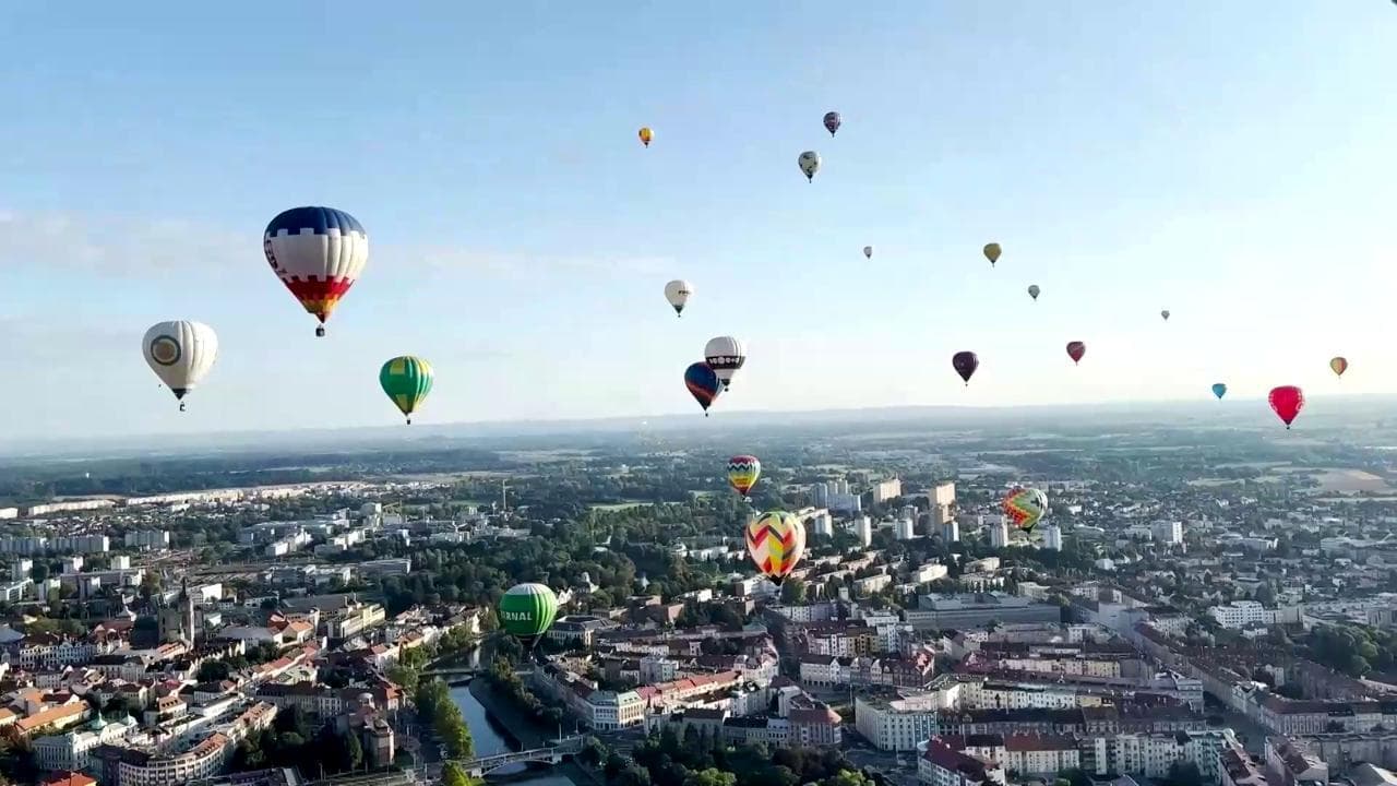 Cieli di Boemia, record di mongolfiere a Hradec Kralove: festa per gli 800 anni della città
