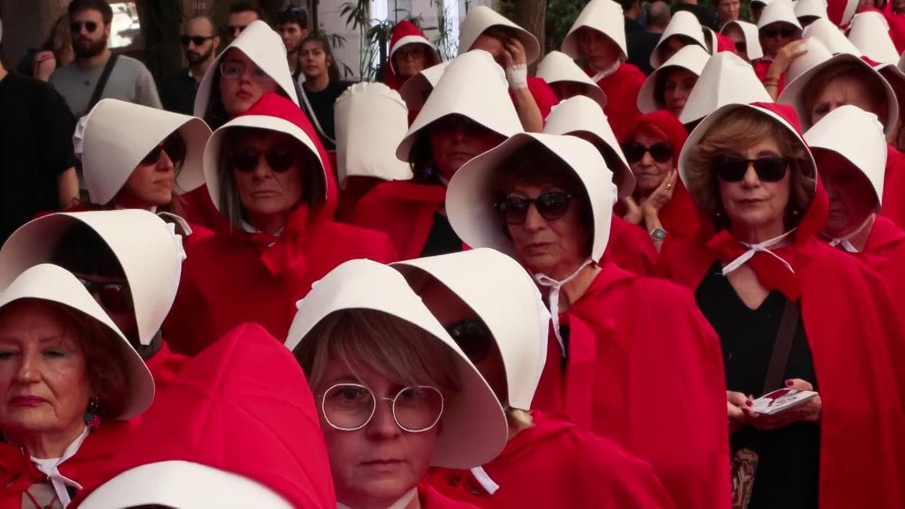 Madrid, sfilano vestite come nel "racconto dell'ancella": protesta contro la gestazione per altri