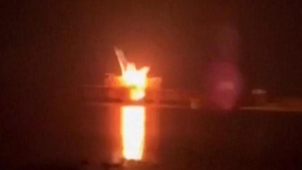 Ucraina, il drone russo colpisce il ponte di Kremenchuk sul fiume Dnipro: il momento dell'esplosione
