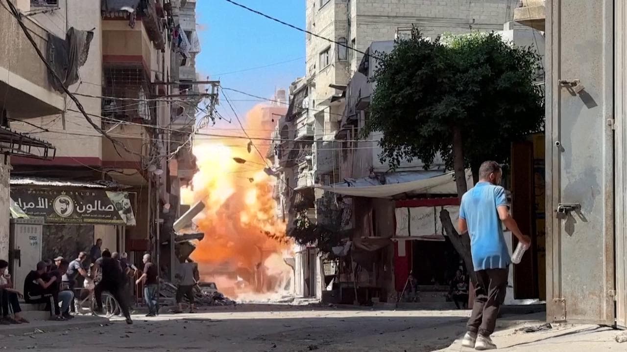 Gaza city, il missile israeliano colpisce un edificio: l'esplosione e la fuga dei passanti