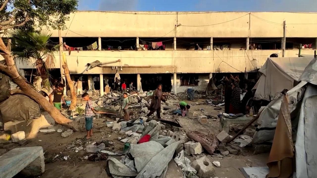 Gaza city, il missile israeliano colpisce una scuola-rifugio: le immagini dopo la distruzione