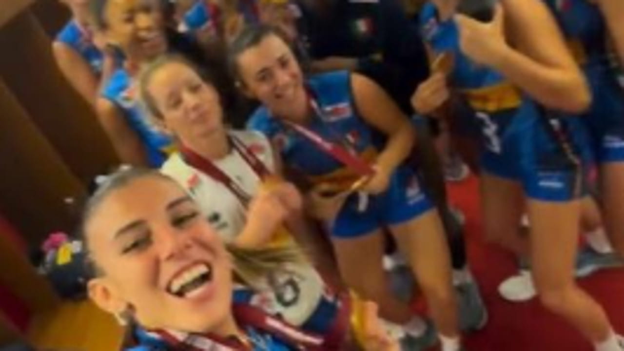 La azzurre mondiali del volley festeggiano nello spogliatoio cantando "Halo"