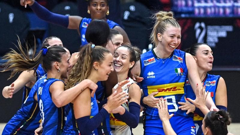 Le azzurre festeggiano l'oro mondiale
