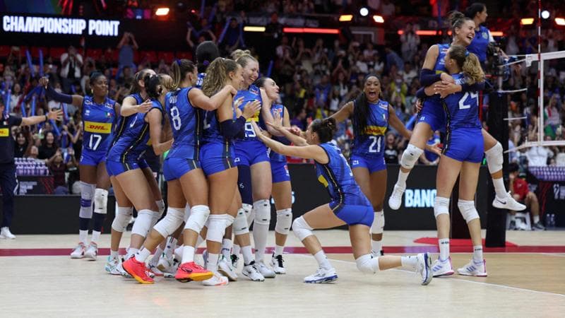 Le azzurre del volley esultano dopo la vittoria contro la Turchia