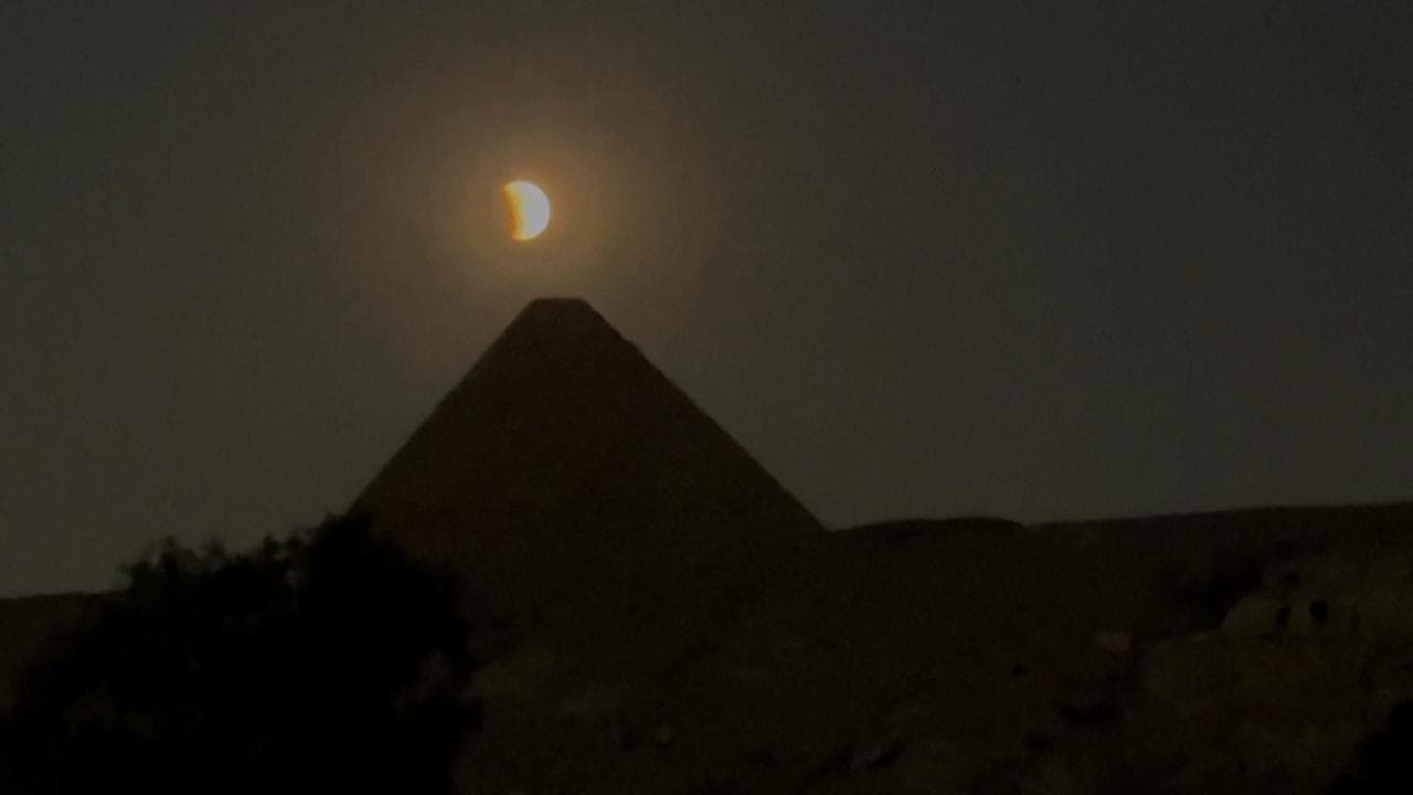 Egitto, la Luna dà spettacolo: le immagini dell'eclissi sulle piramidi di Giza